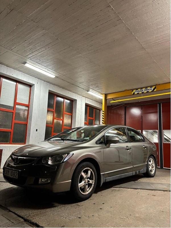 Grå Begagnad 2008 Honda Civic Hybrid Sedan | 49 000 kr (Marknadspris) - Bild 1/4