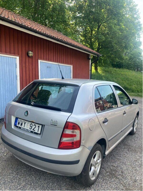 Silver Begagnad 2005 Skoda Fabia Halvkombi | 22 000 kr - Bild 1/4