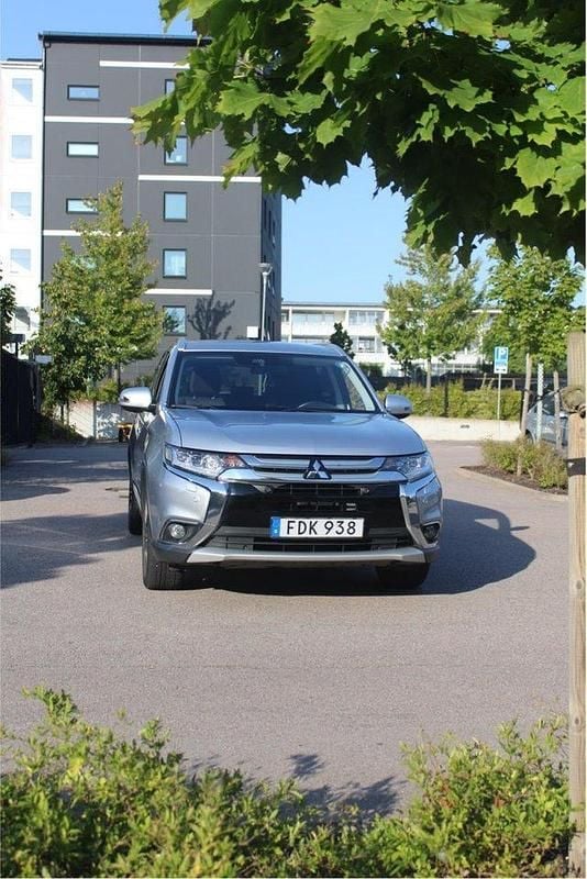 Silver Begagnad 2017 Mitsubishi Outlander Comfort Edition SUV | 179 000 kr (Marknadspris) - Bild 1/4