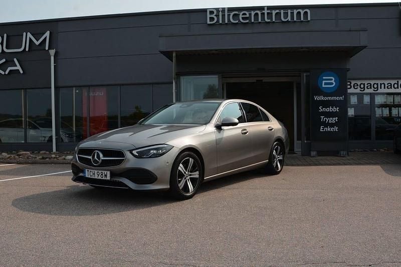 Silver Begagnad 2023 Mercedes C220 Avantgarde Sedan | 394 900 kr (Marknadspris) - Bild 1/4
