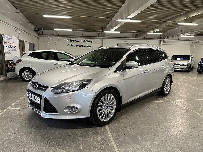 Grå Begagnad 2013 Ford Focus Titanium Kombi | 59 900 kr (Marknadspris) - Bild 1/4
