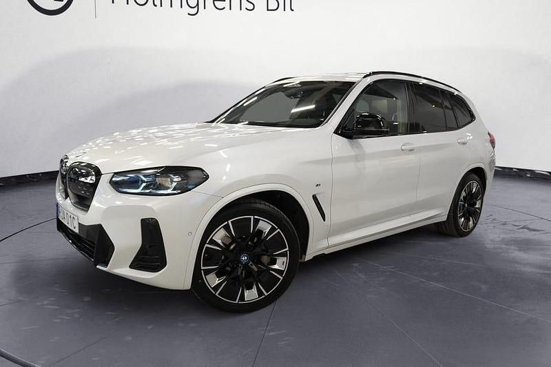Vit Begagnad 2022 BMW iX3 M Sport SUV | 419 900 kr (Marknadspris) - Bild 1/4