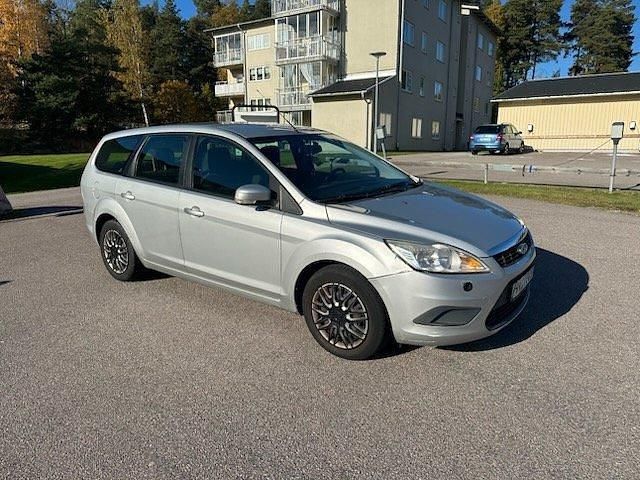 Grå Begagnad 2009 Ford Focus Kombi | 25 000 kr (Marknadspris) - Bild 1/4