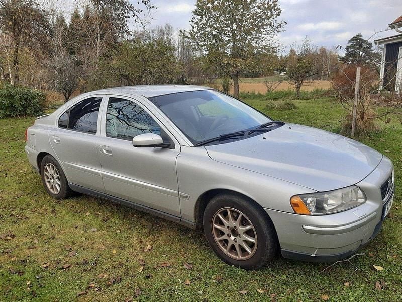 Grå Begagnad 2006 Volvo S60 Kinetic Sedan | 20 000 kr (Bra pris) - Bild 1/4