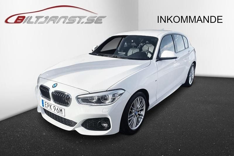 Vit Begagnad 2019 BMW 118 Shadowline Halvkombi | 179 900 kr (Superpris) - Bild 1/4