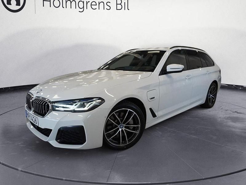 Vit Begagnad 2021 BMW 530e M Sport Kombi | 359 900 kr (Lite dyr) - Bild 1/4