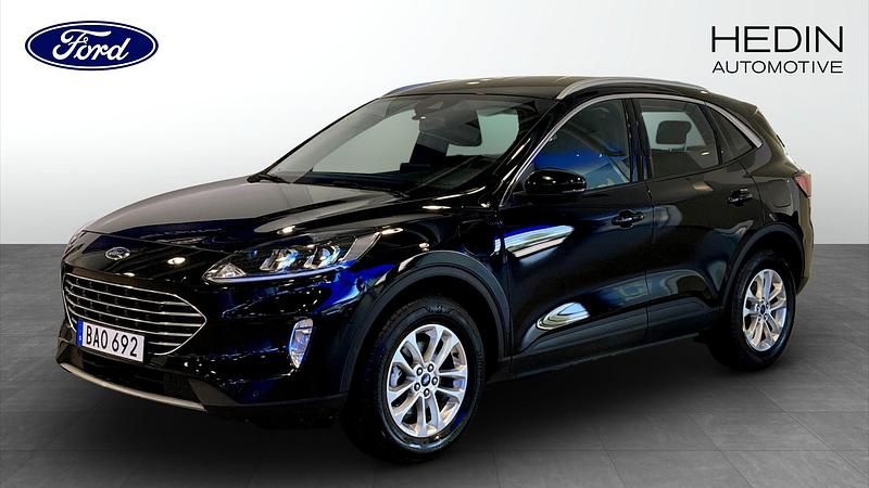 Svart (black) Begagnad 2022 Ford Kuga Titanium SUV | 244 900 kr (Marknadspris) - Bild 1/4