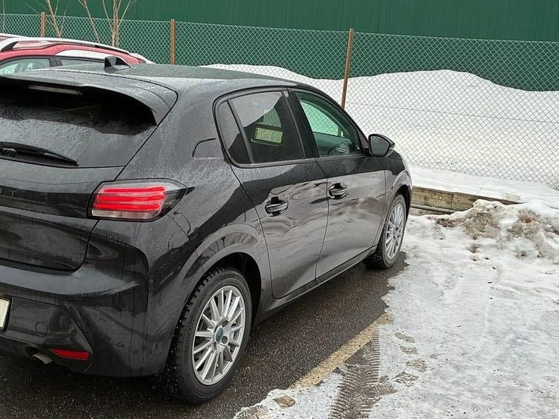 Begagnad Peugeot 208 Allure 101 HK (74 kW) 2024 Svart perl metallic Halvkombi