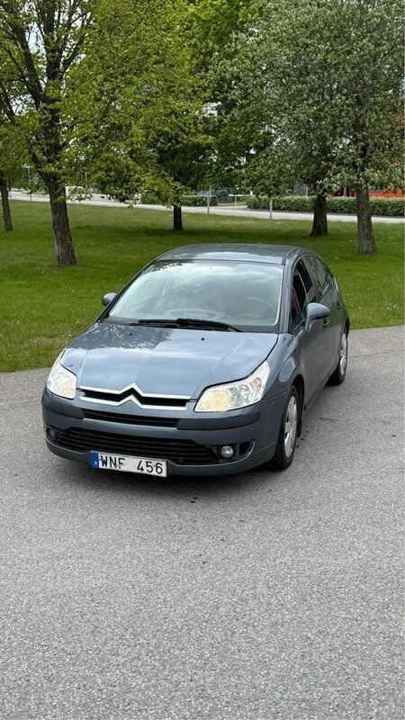 Silver Begagnad 2005 Citroën C4 Halvkombi | 24 000 kr - Bild 1/4