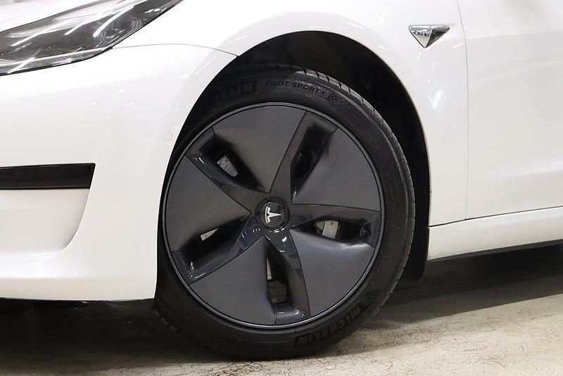 Begagnad Tesla Model 3 Standard Range Plus 190 kW (259 HK) 2020 Vit Sedan