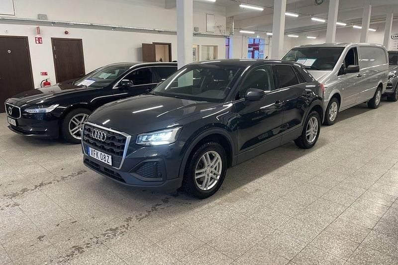 Mörkgrå Begagnad 2022 Audi Q2 Proline SUV | 139 900 kr (Superpris) - Bild 1/4