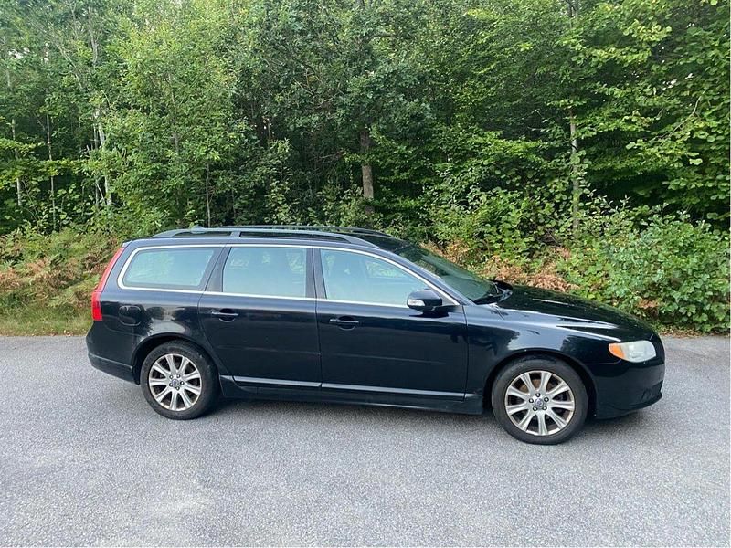 Svart Begagnad 2010 Volvo V70 Momentum Kombi | 27 000 kr (Lite dyr) - Bild 1/4