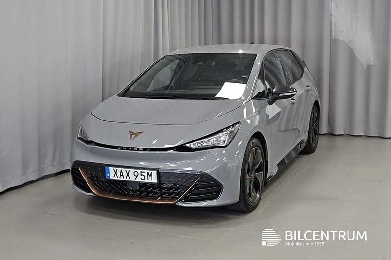 Ljusgrå (grå) Begagnad 2023 Cupra Born e-Boost Halvkombi | 274 900 kr (Marknadspris) - Bild 1/4