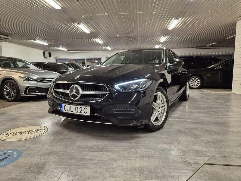 Svart Begagnad 2023 Mercedes C300 Avantgarde Kombi | 359 000 kr - Bild 1/4