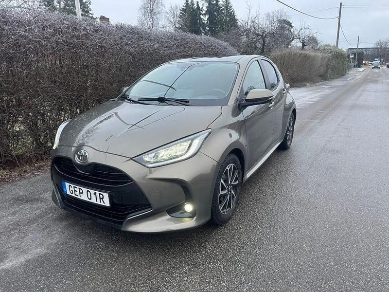 Grön metallic Begagnad 2020 Toyota Yaris Halvkombi | 145 000 kr (Marknadspris) - Bild 1/4