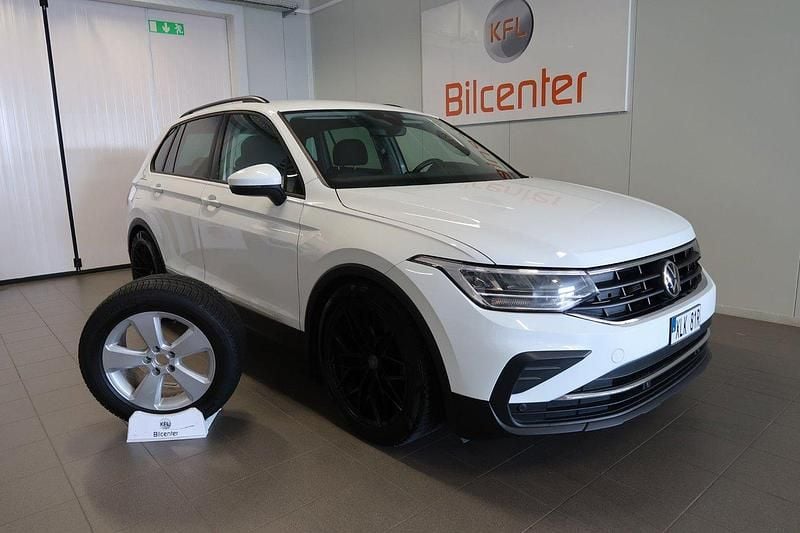 Vit Begagnad 2022 VW Tiguan SUV | 259 900 kr (Bra pris) - Bild 1/3