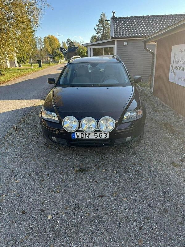 Röd Begagnad 2005 Volvo V50 Kinetic Kombi | 12 000 kr (Bra pris) - Bild 1/4
