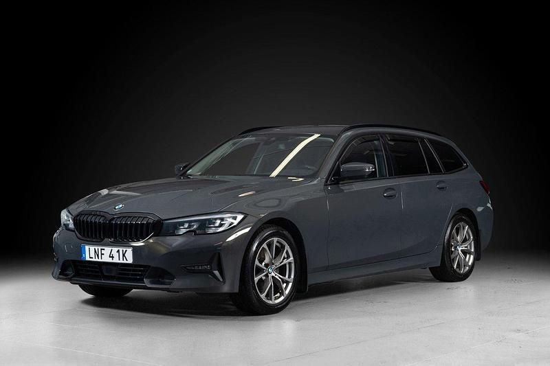 Grå Begagnad 2020 BMW 320 Sport Line Kombi | 259 000 kr (Bra pris) - Bild 1/4