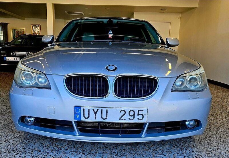 Ljusgrå (grå) Begagnad 2004 BMW 530 Sedan | 44 900 kr (Dyr) - Bild 1/4