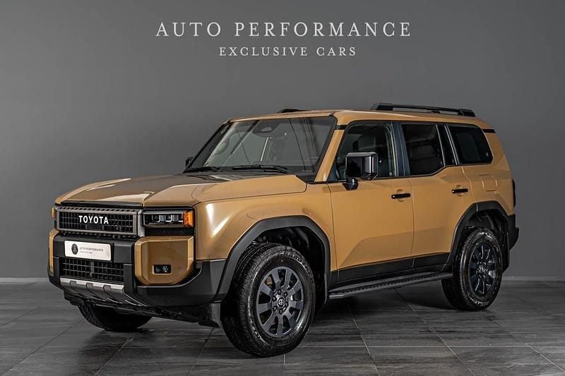 Mörkblå (sand) Begagnad 2024 Toyota Land Cruiser Executive SUV | 1 149 900 kr - Bild 1/4