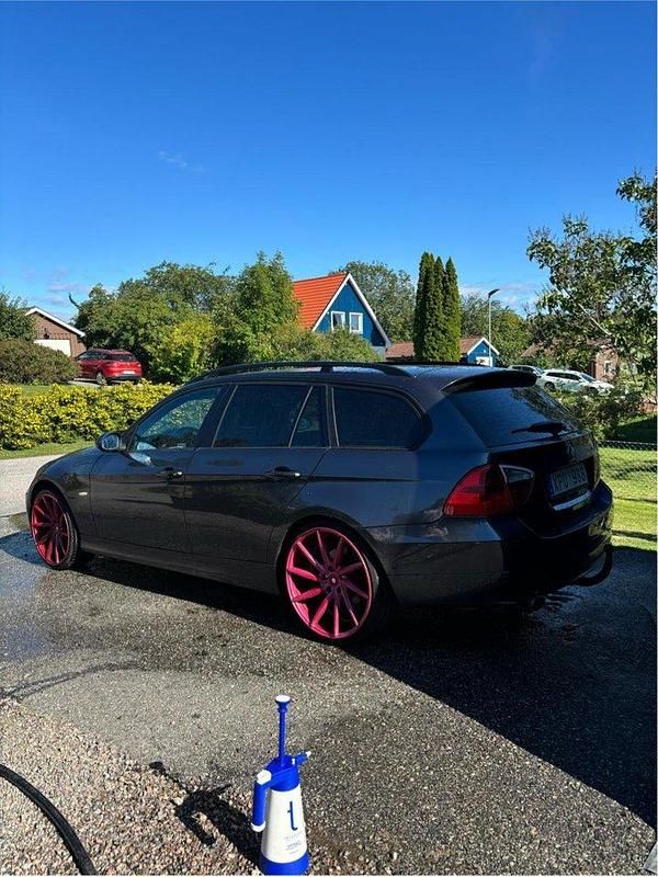 Grå Begagnad 2006 BMW 320 Advantage Kombi | 53 000 kr (Dyr) - Bild 1/4