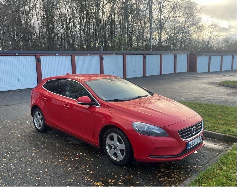 Röd Begagnad 2014 Volvo V40 Halvkombi | 66 000 kr (Marknadspris) - Bild 1/4