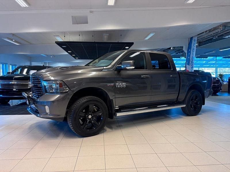 Mörkgrå (grå) Begagnad 2015 RAM 1500 Pickup | 361 250 kr (Marknadspris) - Bild 1/4