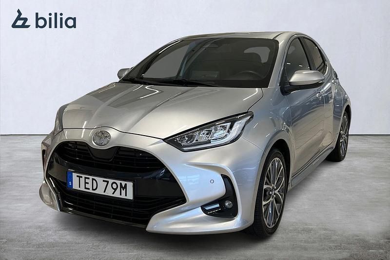 Silver Begagnad 2024 Toyota Yaris Hybrid Style Halvkombi | 269 900 kr (Marknadspris) - Bild 1/4