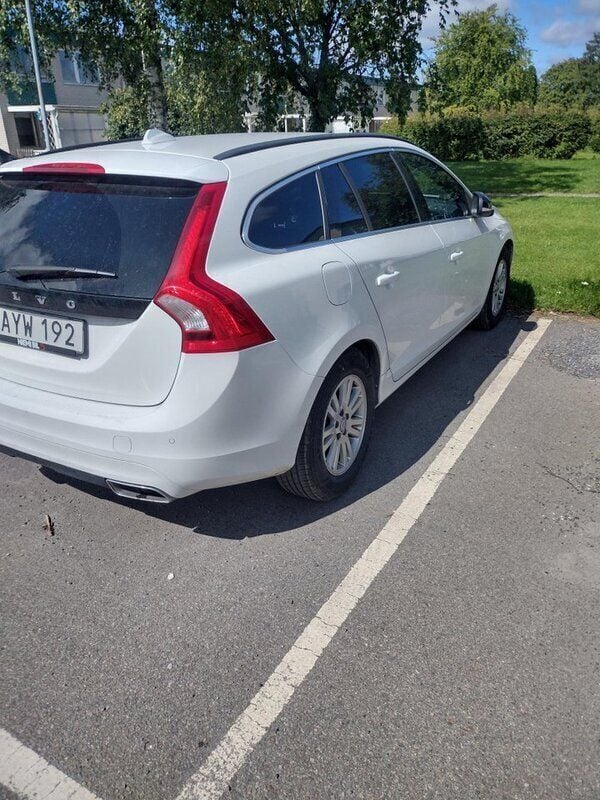 Vit Begagnad 2017 Volvo V60 Momentum Kombi | 100 000 kr (Superpris) - Bild 1/3