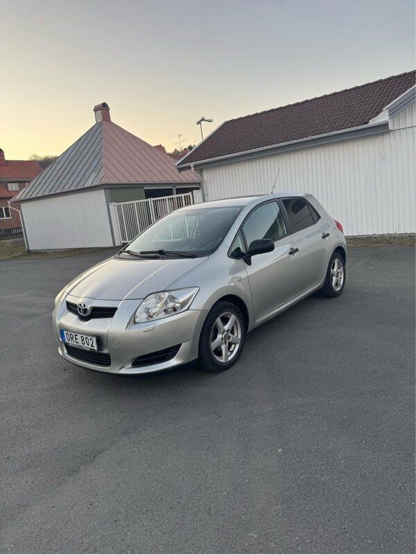 Silver Begagnad 2009 Toyota Auris Halvkombi | 60 000 kr (Marknadspris) - Bild 1/4