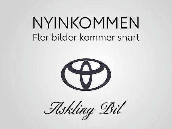 Röd Begagnad 2021 Toyota Yaris Hybrid Style Halvkombi | 219 000 kr (Marknadspris) - Bild 1/1