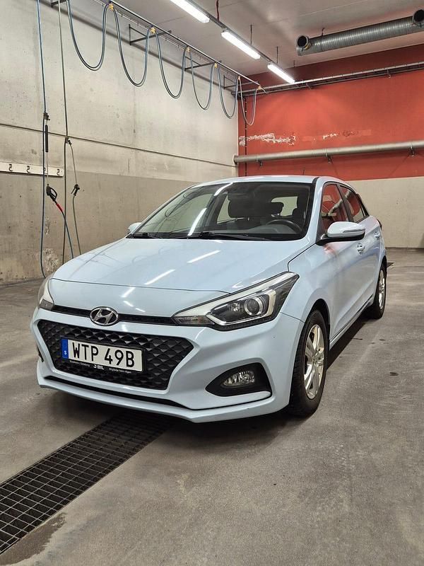 Ljusblå Begagnad 2020 Hyundai i20 Halvkombi | 105 000 kr (Bra pris) - Bild 1/4