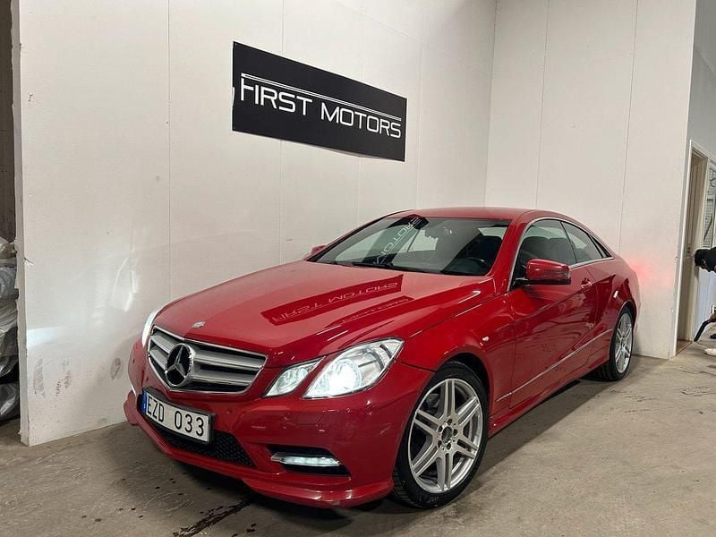Ljusröd Begagnad 2013 Mercedes E200 AMG Sportkupé | 159 900 kr (Lite dyr) - Bild 1/4