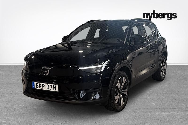 Svart Begagnad 2023 Volvo XC40 Core SUV | 309 000 kr (Marknadspris) - Bild 1/4