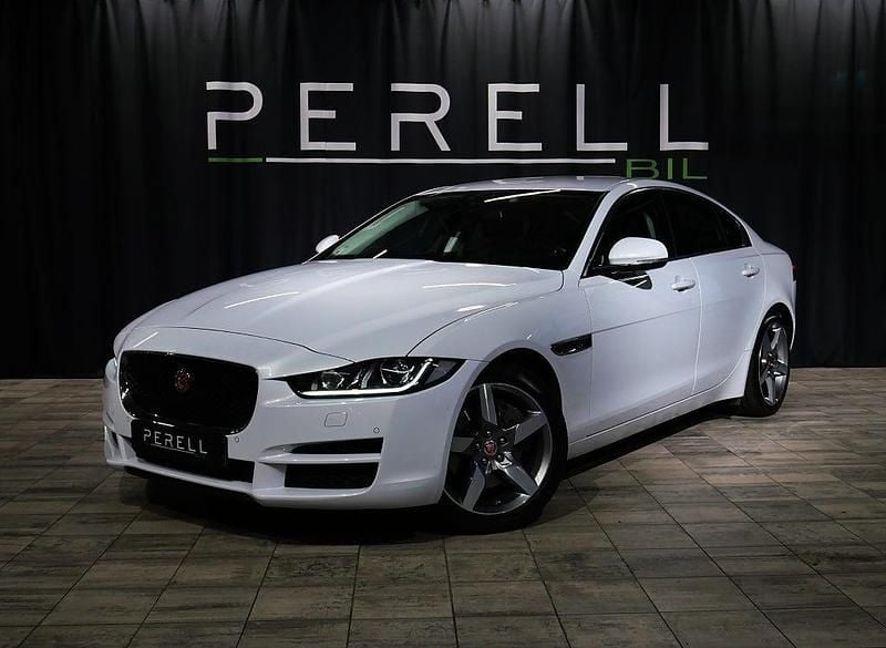 Vit Begagnad 2016 Jaguar XE Sedan | 179 000 kr (Marknadspris) - Bild 1/4