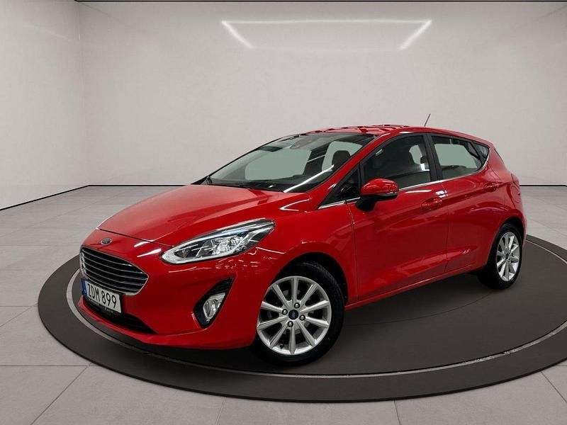 Röd Begagnad 2018 Ford Fiesta Titanium Halvkombi | 149 900 kr (Marknadspris) - Bild 1/3