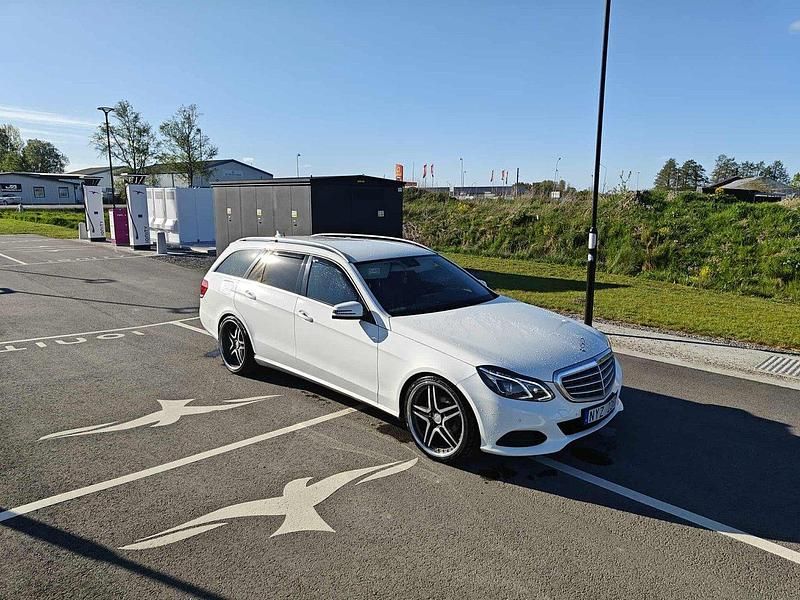 Vit Begagnad 2014 Mercedes E220 Kombi | 75 000 kr - Bild 1/4