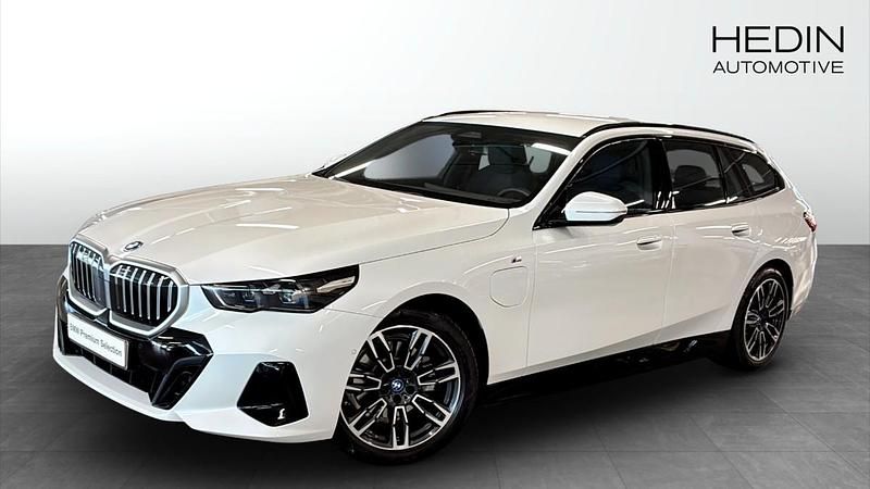 Vit (white) Begagnad 2025 BMW 530e M Sport Kombi | 648 700 kr (Superpris) - Bild 1/4