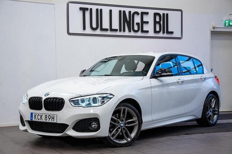 Vit Begagnad 2019 BMW 120 M Sport Halvkombi | 219 800 kr (Superpris) - Bild 1/4