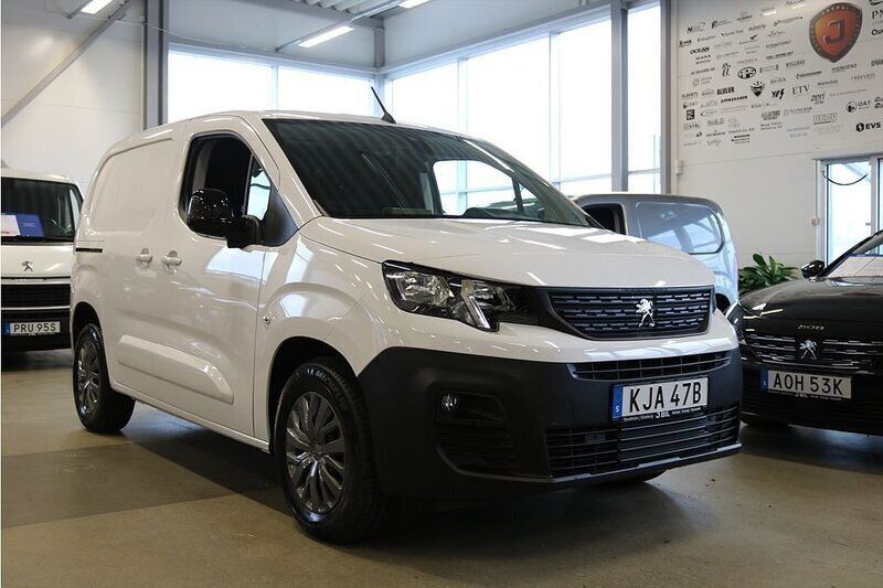 Vit (vit kaolin) Begagnad 2023 Peugeot E-Partner Minibuss | 343 625 kr (Bra pris) - Bild 1/4
