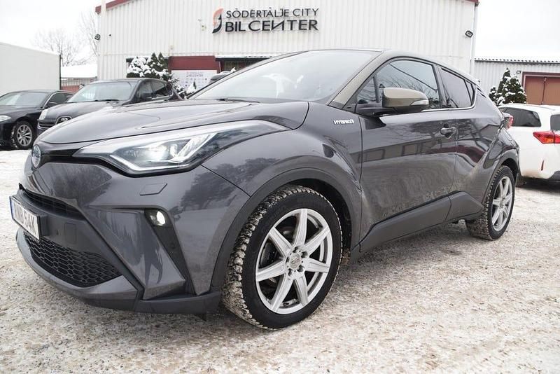 Grå met Begagnad 2020 Toyota C-HR Executive SUV | 269 900 kr (Marknadspris) - Bild 1/4