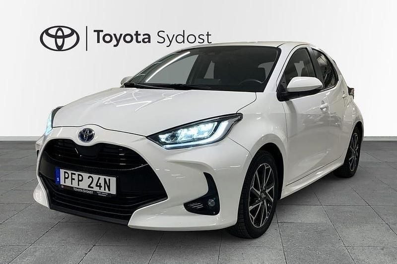 Vit Begagnad 2022 Toyota Yaris Hybrid Active | 219 000 kr (Superpris) - Bild 1/3