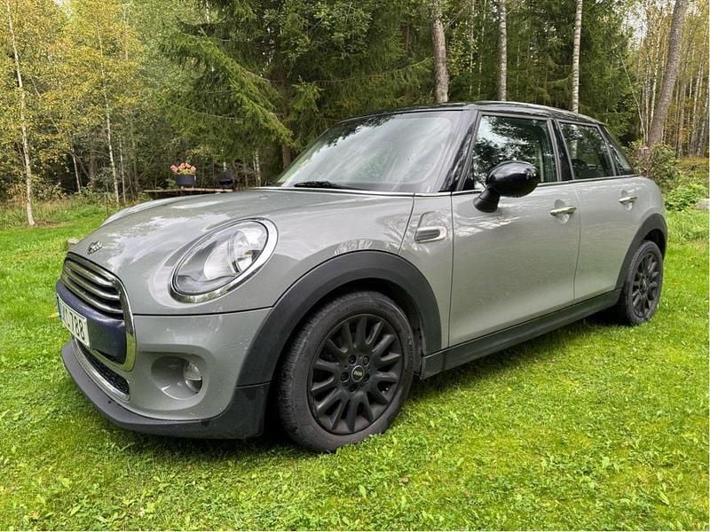 Grå Begagnad 2017 Mini Cooper Pepper Halvkombi | 137 500 kr (Lite dyr) - Bild 1/4