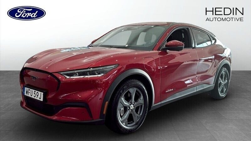 Röd (red) Begagnad 2021 Ford Mustang Mach-E SUV | 369 900 kr (Superpris) - Bild 1/4
