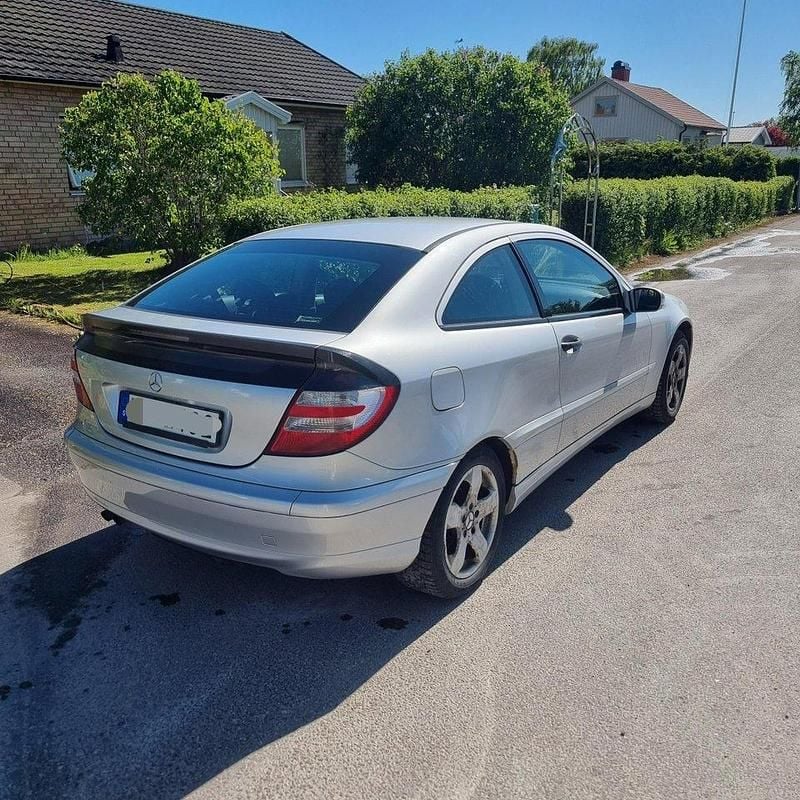 Silver Begagnad 2005 Mercedes C180 Sportkupé | 14 500 kr (Superpris) - Bild 1/4
