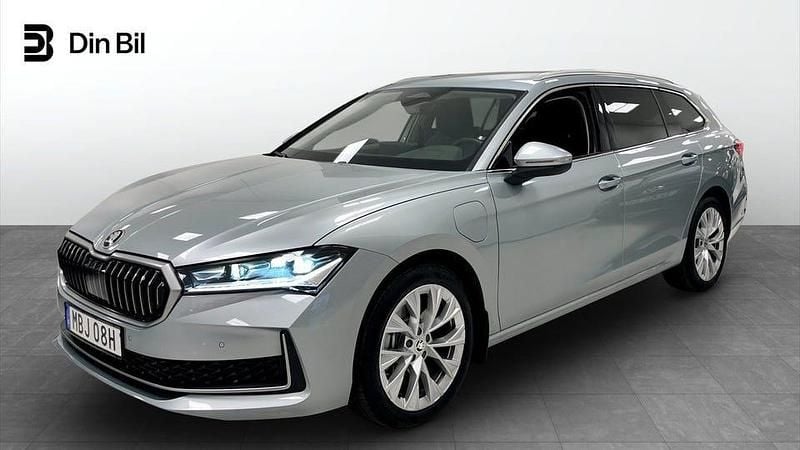 Silver Begagnad 2024 Skoda Superb Selection Kombi | 449 500 kr (Dyr) - Bild 1/4