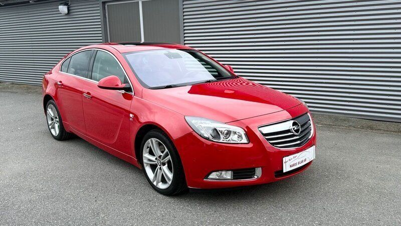 Röd Begagnad 2012 Opel Insignia Cosmo Halvkombi | 59 900 kr (Lite dyr) - Bild 1/4