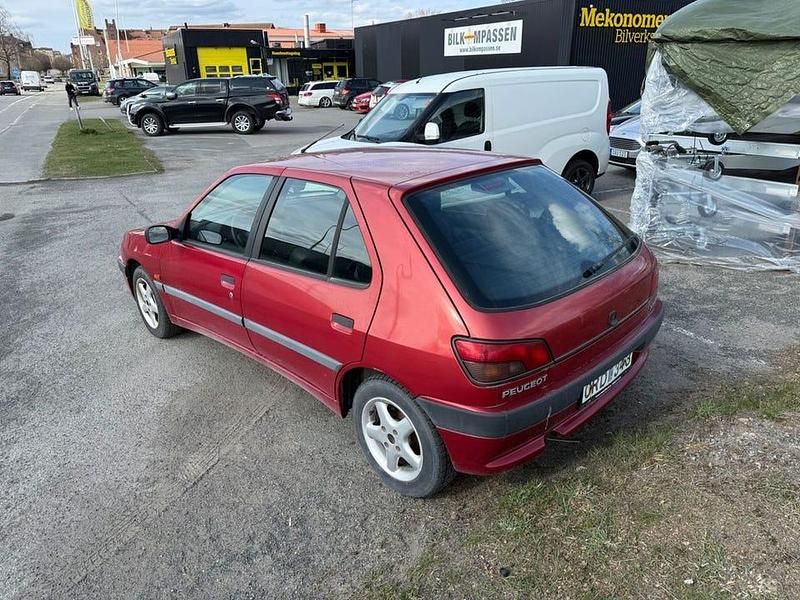 Begagnad Peugeot 306 88 HK (64 kW) 1995 Mörkröd Halvkombi