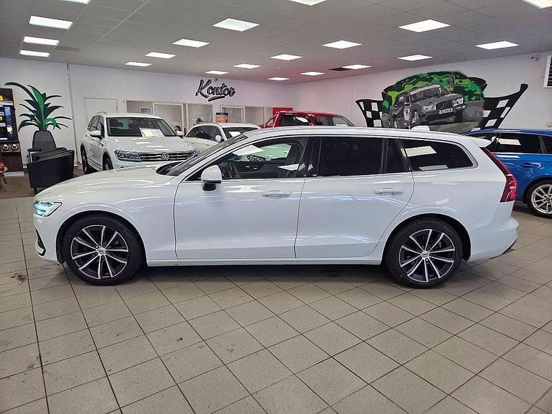Begagnad Volvo V60 Momentum 197 HK (144 kW) 2021 Vit Kombi