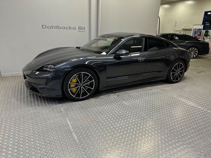 Mörkgrå Begagnad 2020 Porsche Taycan Turbo S Sedan | 949 000 kr - Bild 1/4